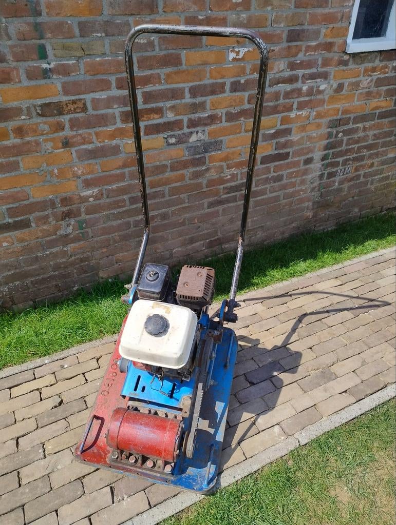 Te huur: kleine trilplaat, Tuin en Terras, Ophalen of Verzenden