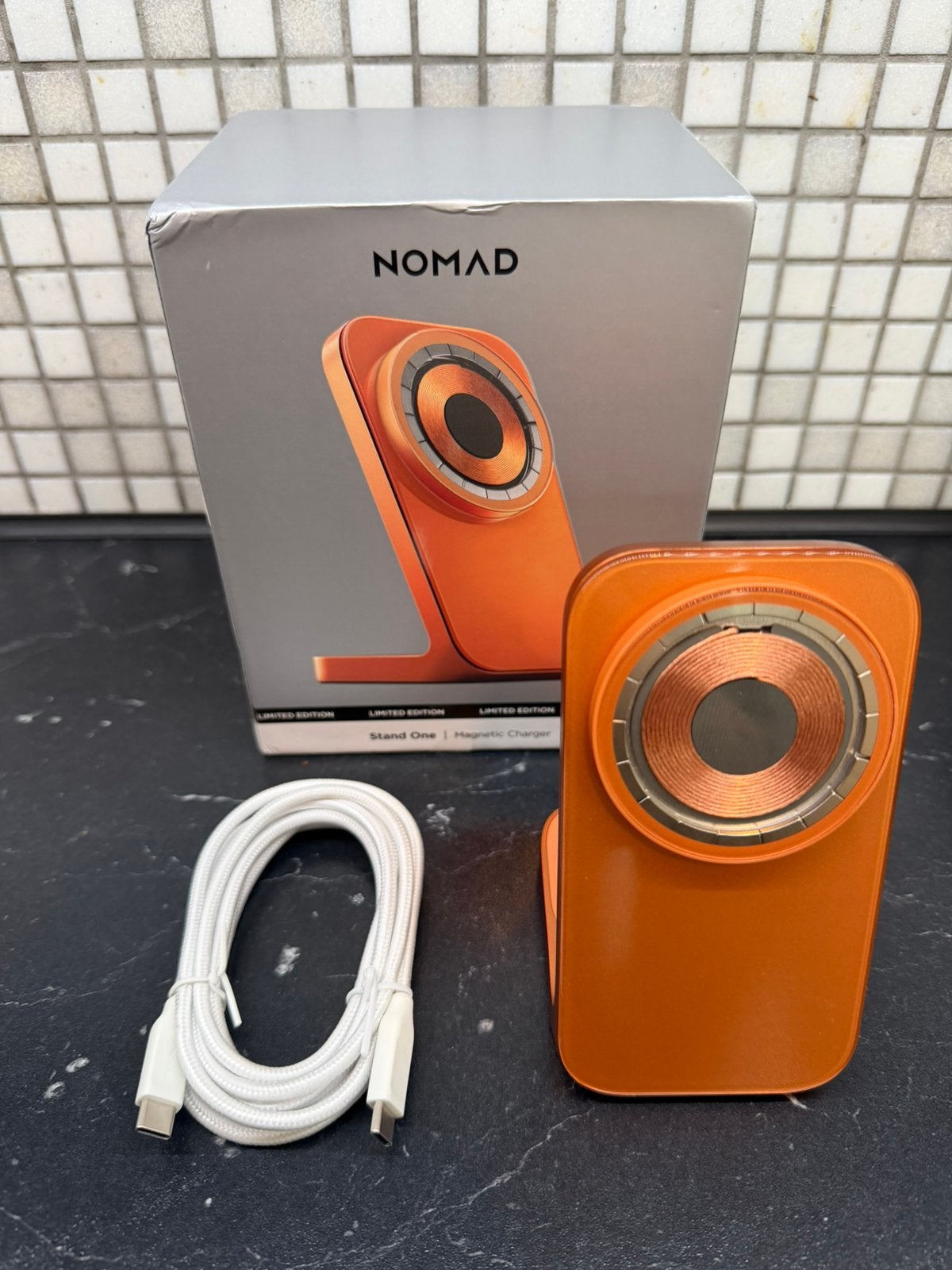Nomad Stand One Orange - Qi2 25W MagSafe 2 in 1 oplader, USB-C, Draadloze oplader, Nieuw, Ophalen of Verzenden