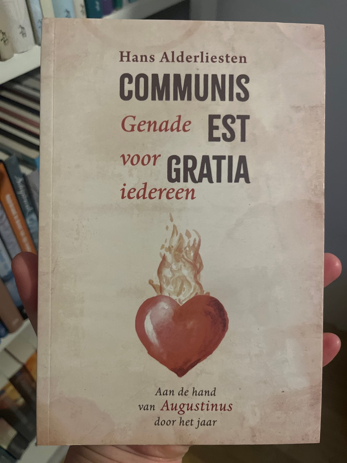 Communis Genade Est Gratia Iedereen - Hans Alderliesten, Boeken, Godsdienst en Theologie, Ophalen of Verzenden, Zo goed als nieuw