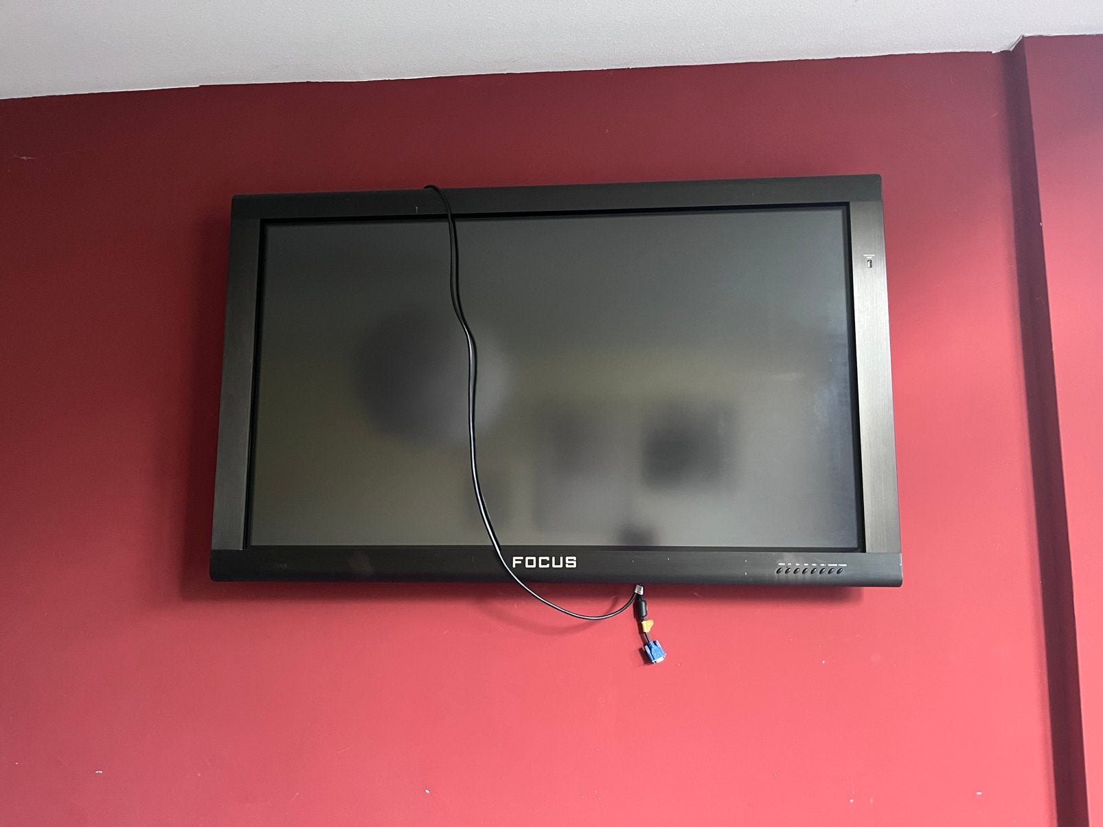 Gratis scherm merk Focus inclusief wandbeugel, 50 Hz, Zo goed als nieuw, 100 cm of meer, Ophalen