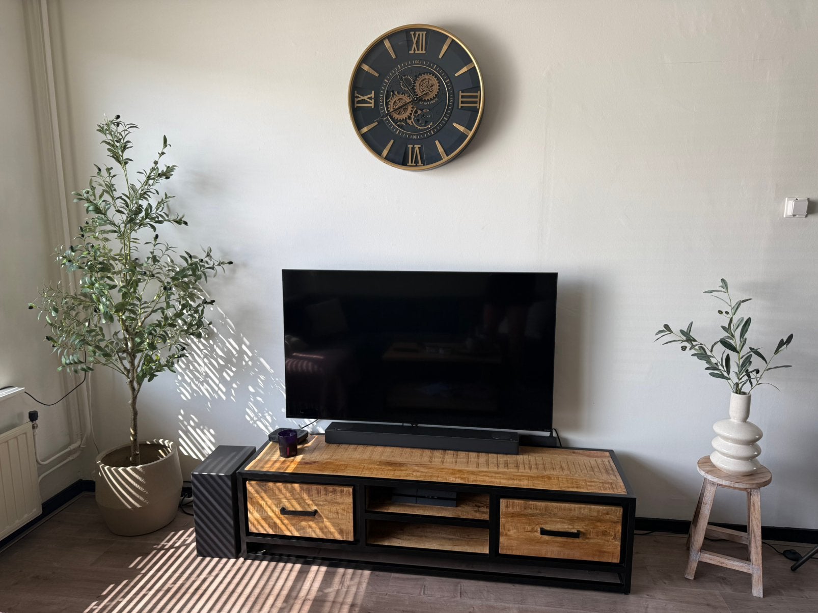 Tv meubel van mangohout en zwart metaal, Huis en Inrichting, Kasten | Televisiemeubels, Ophalen, 150 tot 200 cm, Zo goed als nieuw