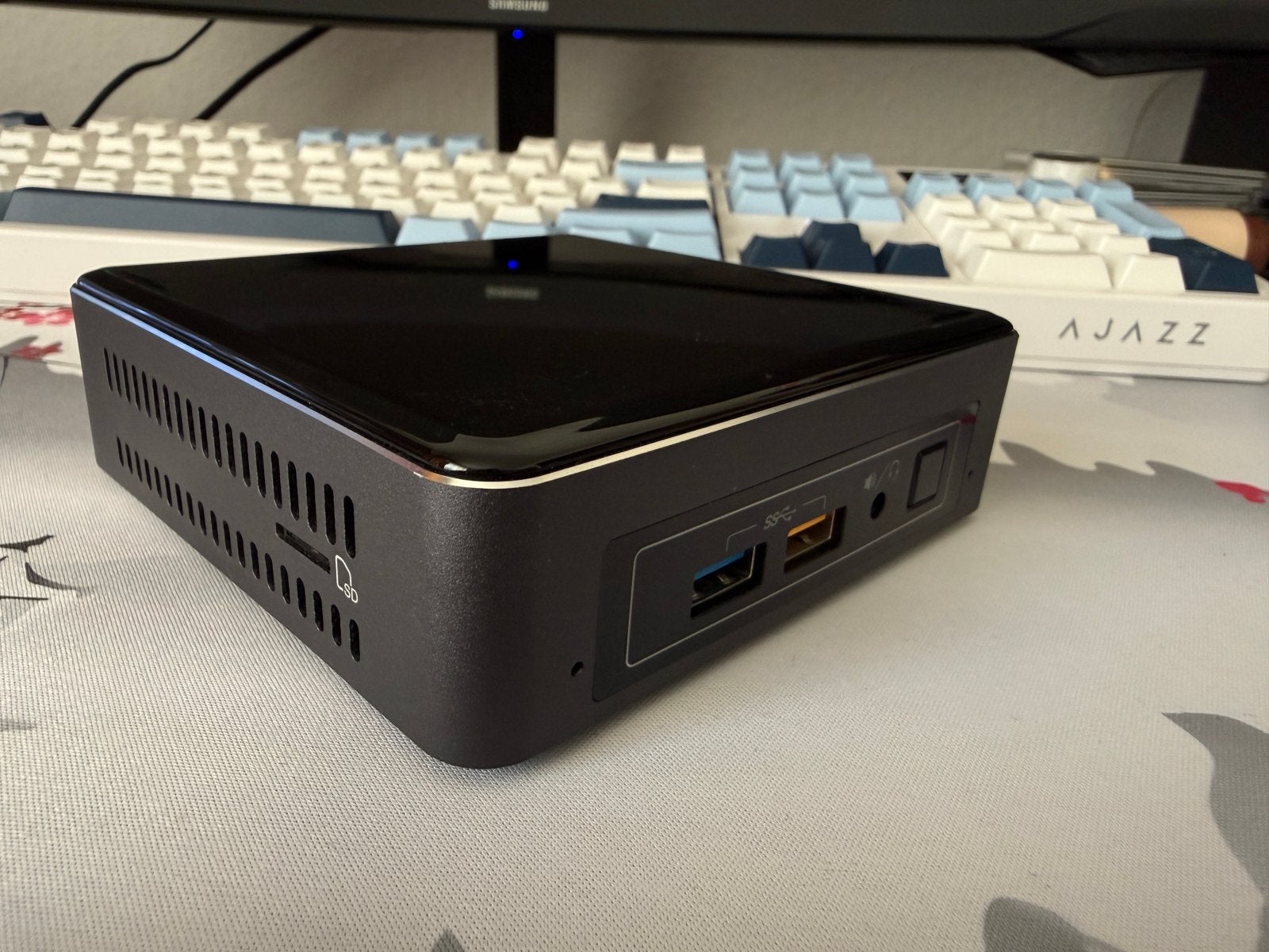 Intel NUC Kit NUC7i3BNK barebone, Computers en Software, Ophalen of Verzenden, Zo goed als nieuw, SSD