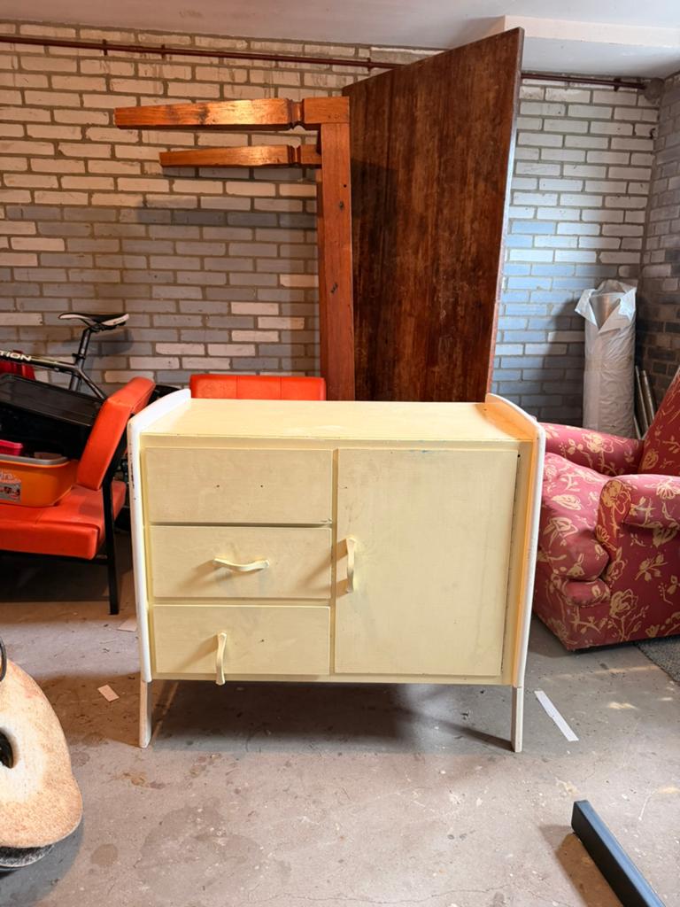 Commode, Ophalen, 50 tot 70 cm, Zo goed als nieuw, Opstaande rand