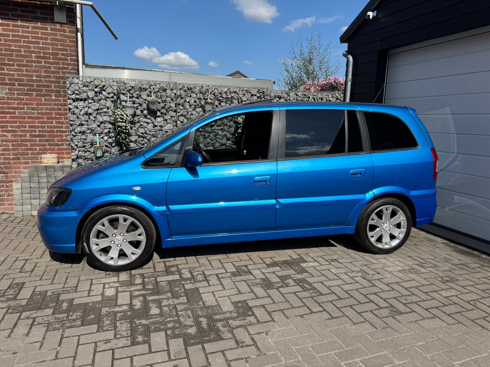 Opel Zafira A-Van 2.0 200PK OPC Youngtimer Recaro Uniek, Voorwielaandrijving, 1998 cc, Zwart, 4 cilinders