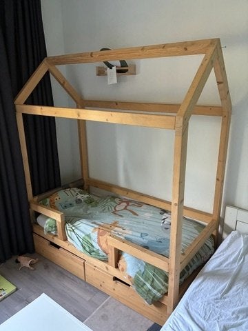 Little Dreamer huisjesbed / vloerbed / juniorbed /kinderbed, Ophalen, 70 tot 85 cm, Zo goed als nieuw, Matras