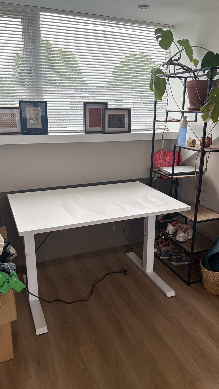 Wit elektrisch zit-sta bureau - Modern en verstelbaar, Huis en Inrichting, Bureaus, Ophalen, Zit-sta bureau, Elektrisch, Spaanplaat of MDF