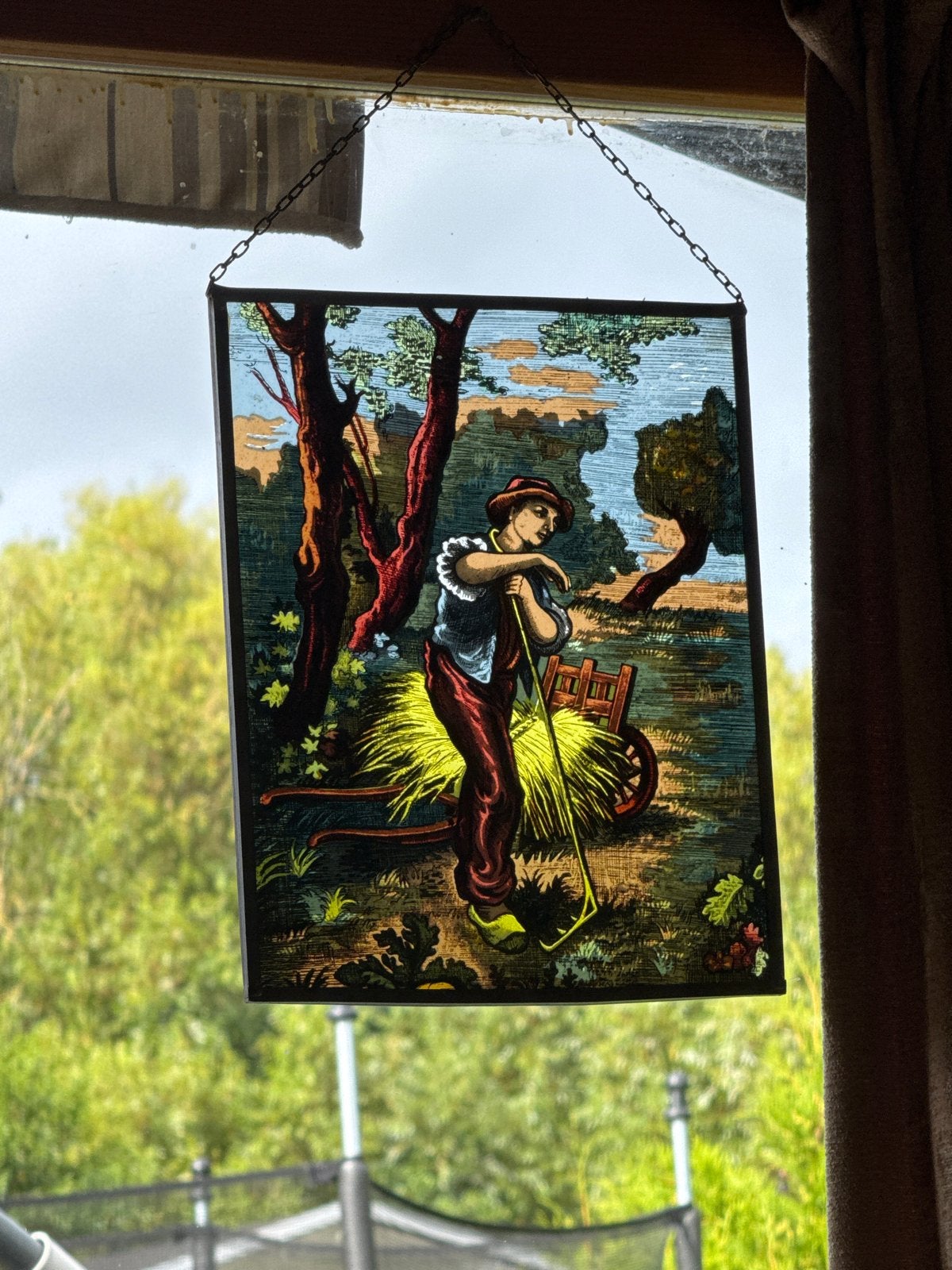 Antiek glas-in-lood paneel: Boer met hooivork, Ophalen