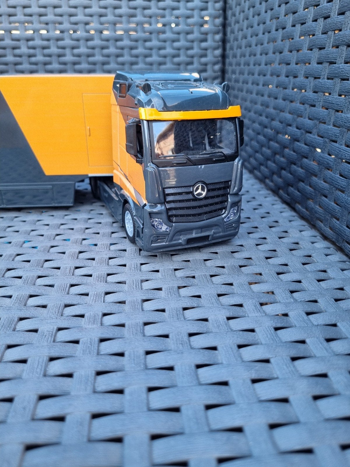 Burago Mercedes-Benz Actros McLaren F1 Team vrachtwagen, Ophalen of Verzenden, Zo goed als nieuw, Bus of Vrachtwagen