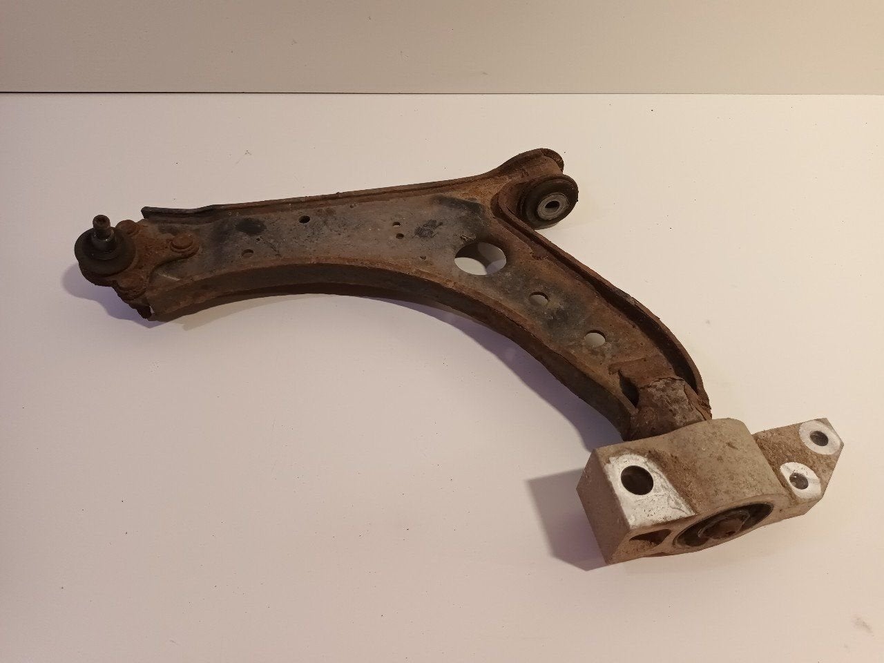 Draagarm links voor Volkswagen Golf, Onderdelen@venauto.nl, Van der Ven Autorecycling B.V., Gebruikt, Ettenseweg 76, 4706 PB Roosendaal, The Netherlands