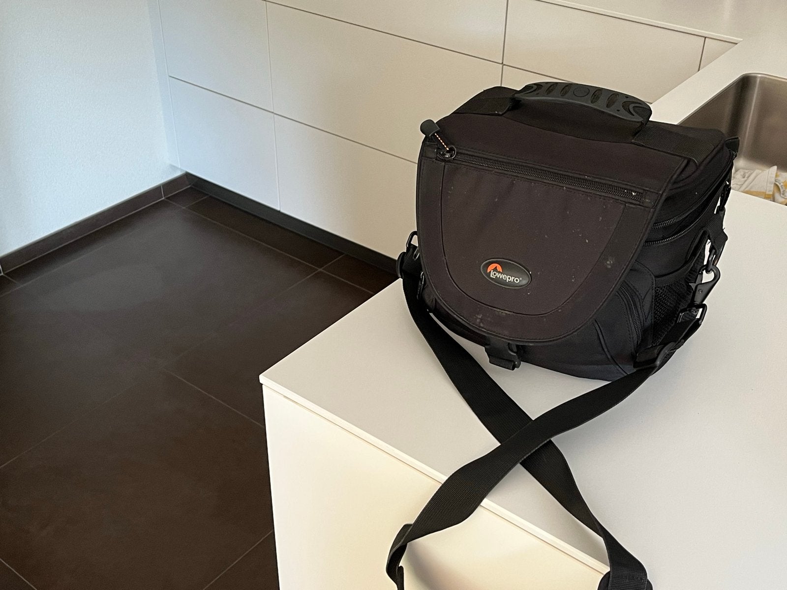 Lowepro Fototas - Zwart en Stevig, Gevoerd, Ophalen of Verzenden, Zwart, Schoudertas