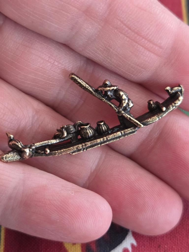 Miniatuur bronzen bootje met figuur en potten, Ophalen of Verzenden, Nieuw, Mens