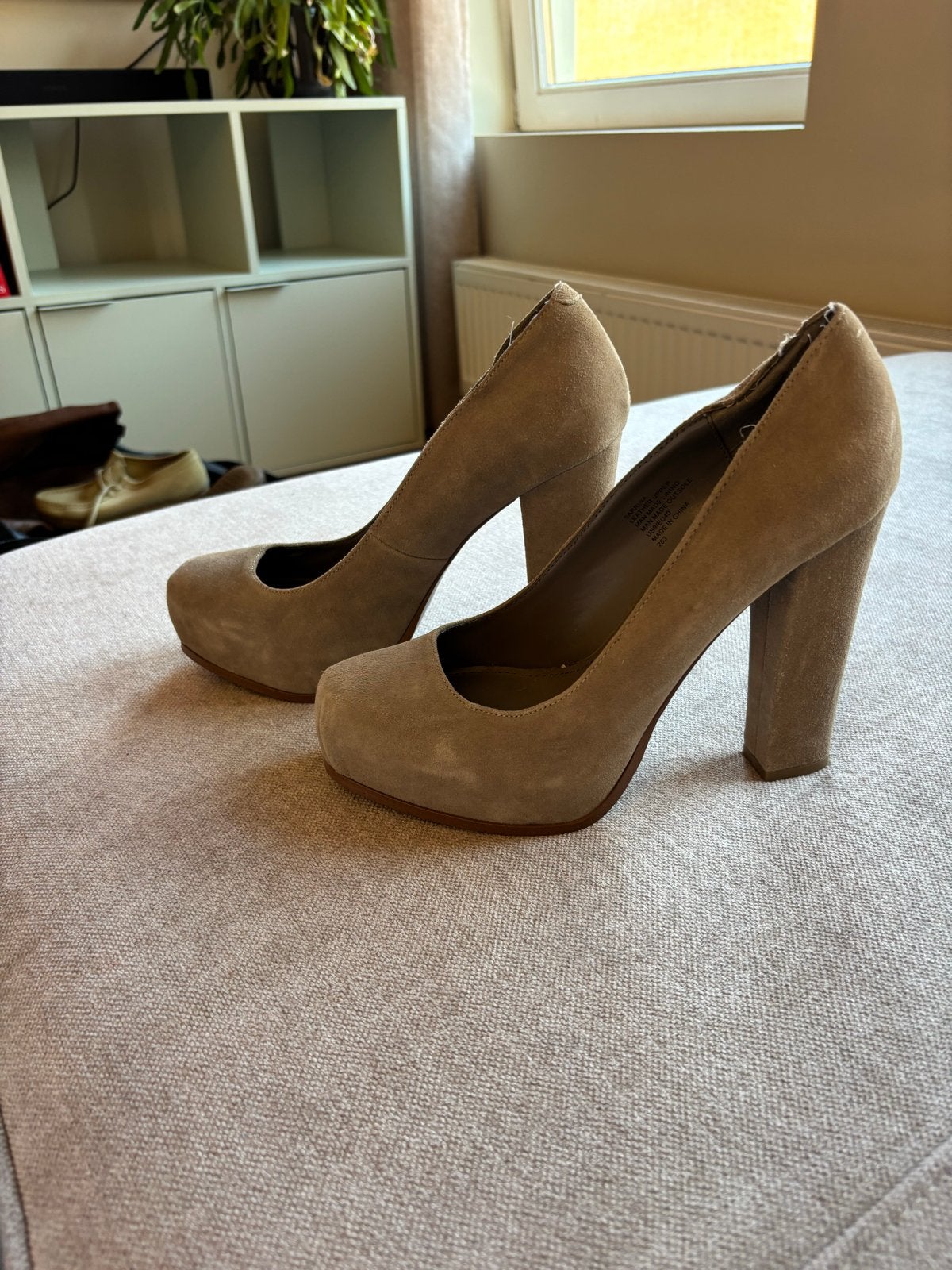Steve Madden beige suède plateaupumps, Ophalen of Verzenden, Gedragen, Beige, Pumps