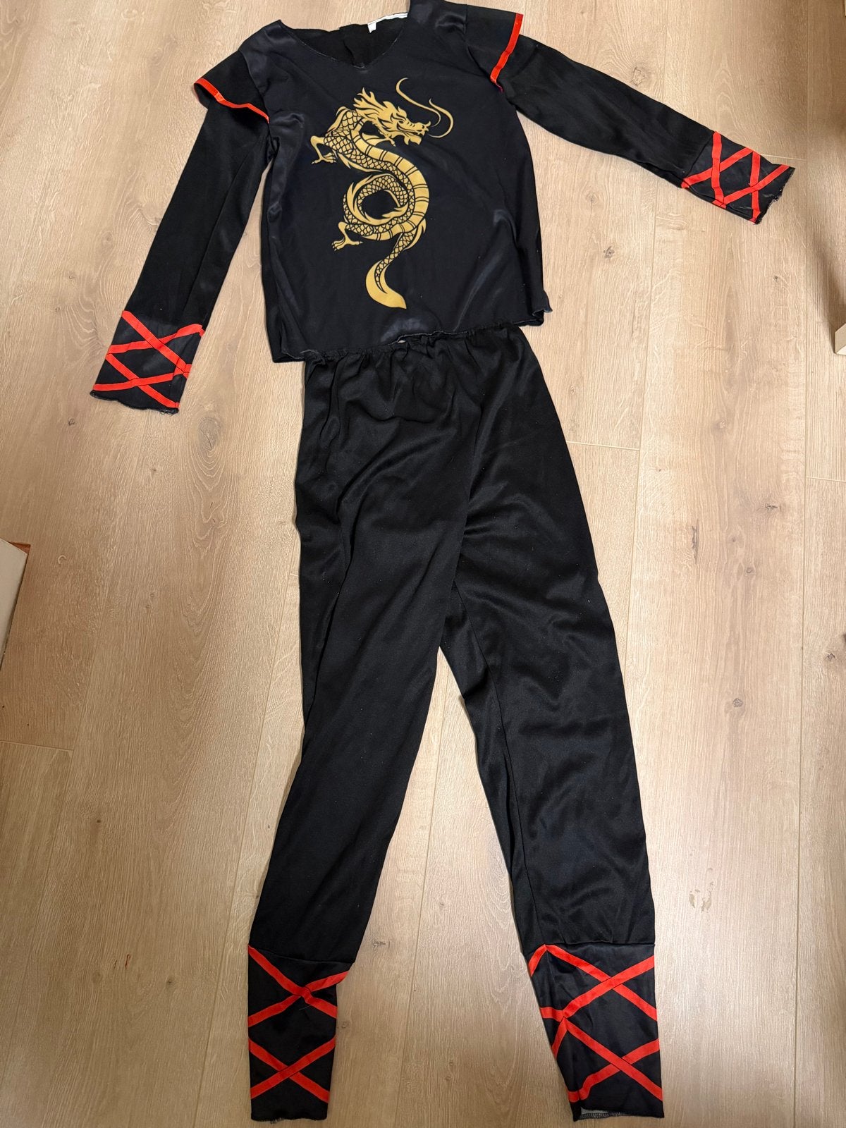 Ninja kostuum met draak opdruk - Maat 122/128, Ophalen of Verzenden, Gebruikt, 146 t/m 152, Jongen of Meisje