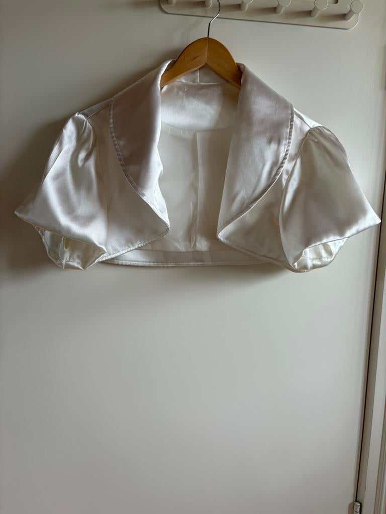 Cremekleurig satijn bollero jasje, Ophalen of Verzenden, Zo goed als nieuw, Maat 36 (S), Wit