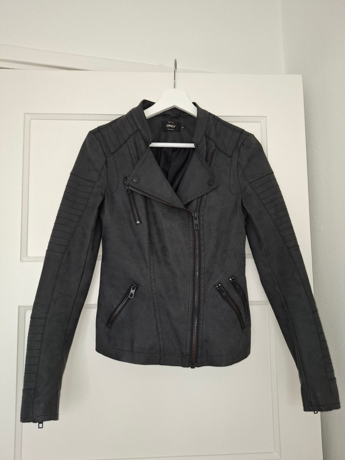 Donkergrijs Only nep leren jasje maat XS met ritsdetails, Ophalen of Verzenden, Maat 34 (XS) of kleiner, Grijs, ONLY
