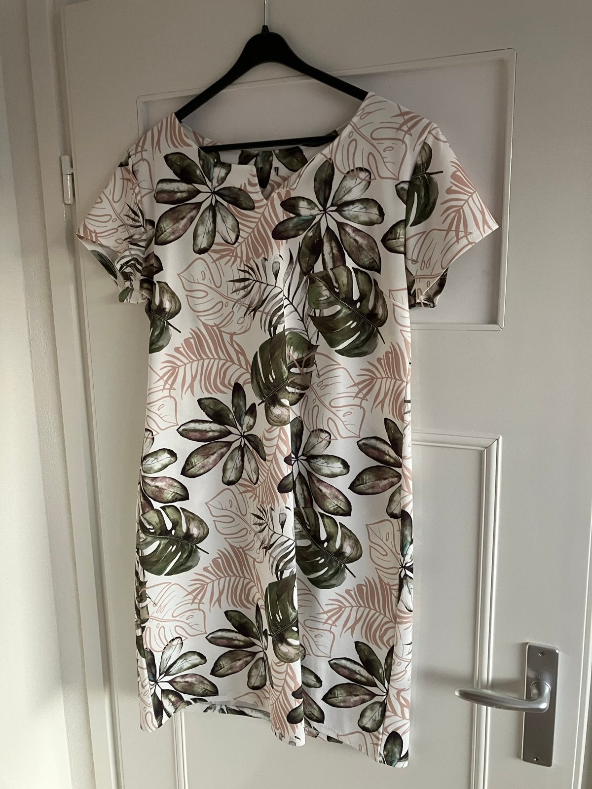 Zomerse jurk met tropische print, Kleding | Dames, Jurken, Maat 42/44 (L), Ophalen of Verzenden, Zo goed als nieuw, Knielengte