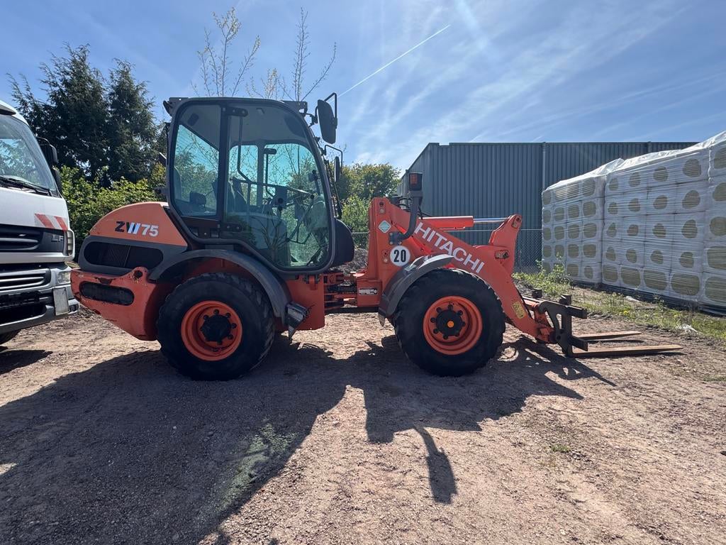 Hitachi ZW75 Wiellader met Vorken - Krachtig en Betrouwbaar, Zakelijke goederen, Agrarisch | Tractoren, Gebruikt, Tot 2500, Tot 80 Pk