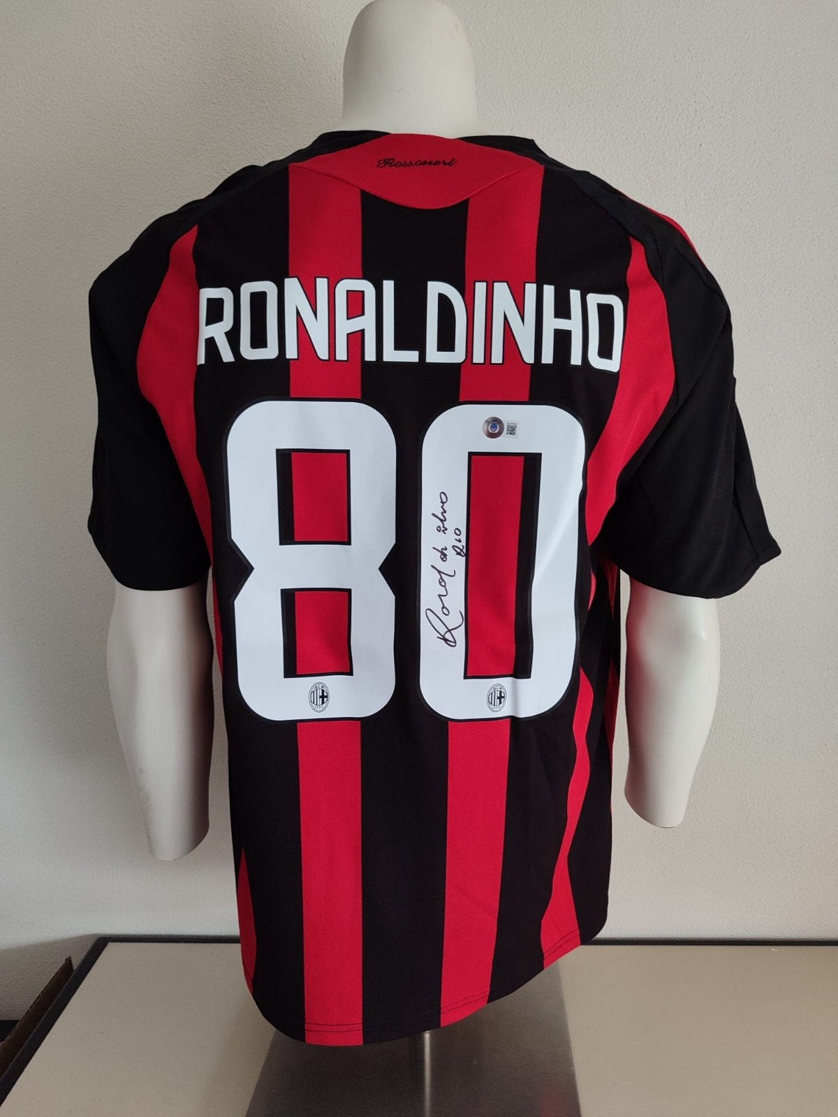 AC Milan shirt gesigneerd door Ronaldinho met Beckett coa

I, Ophalen of Verzenden, Nieuw, Buitenlandse clubs, Shirt