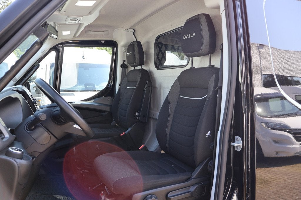 Iveco Daily 35C21 Hi-Matic Luchtvering 3.5T Trekhaak, Auto's, Automaat, Stof, Gebruikt, Zwart
