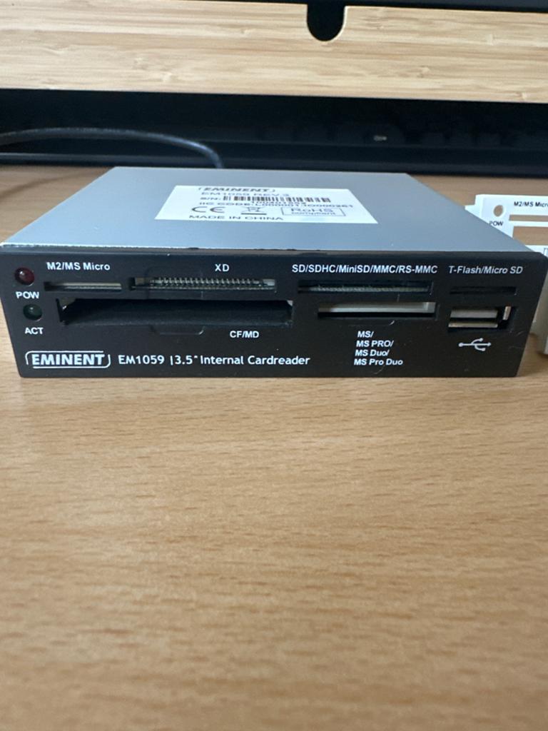 Eminent EM1059 3.5" Interne Kaartlezer met 3 Frontjes, Ophalen of Verzenden, Gebruikt
