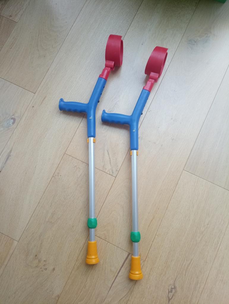Krukken voor kinderen, Ophalen