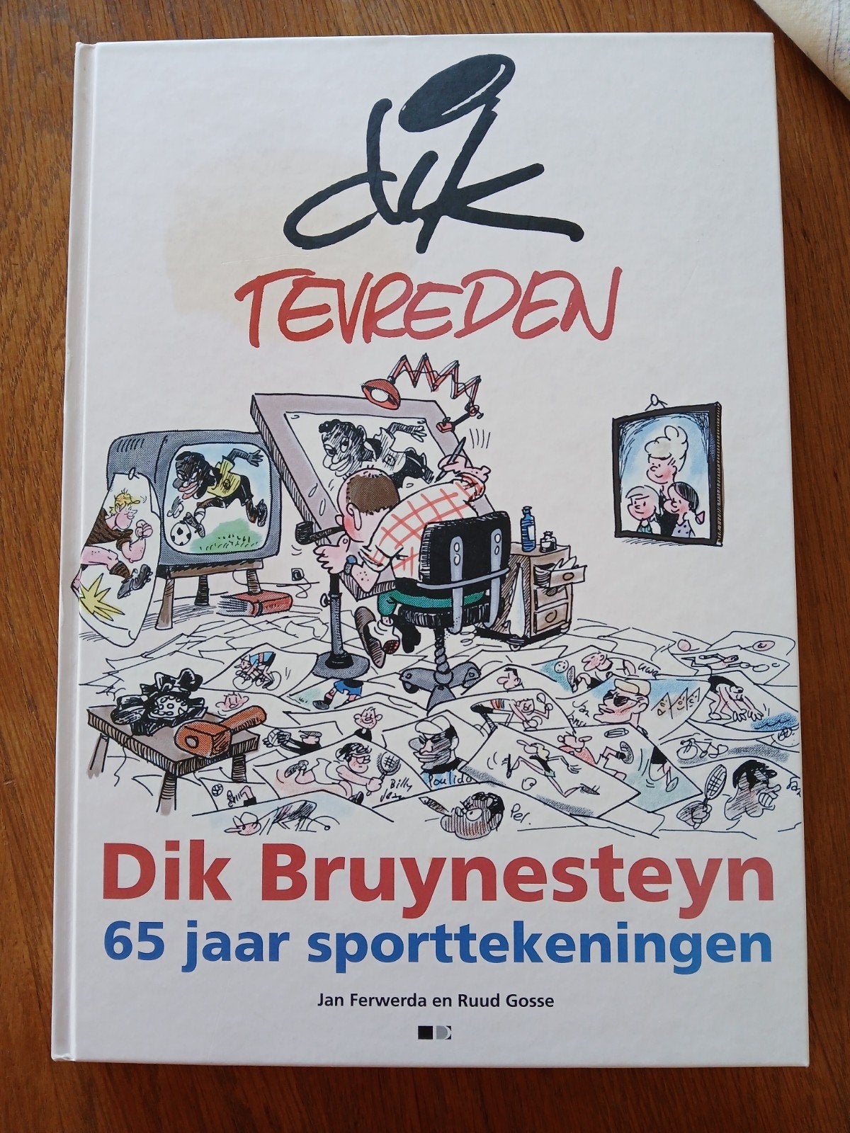 Dik tevreden. Dik Bruynesteyn 65 jaar sporttekeningen, Ophalen of Verzenden, Zo goed als nieuw, Cartoons