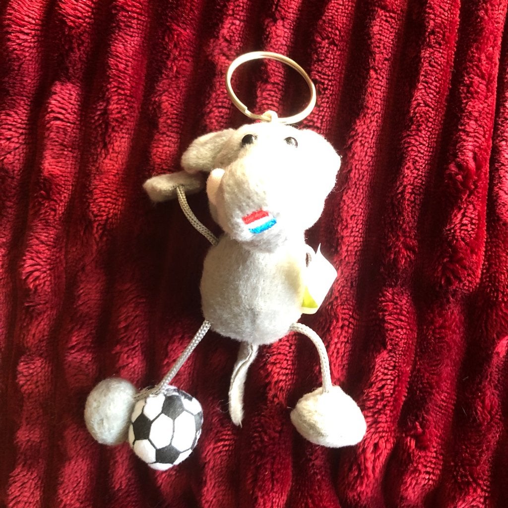 Olifant Sleutelhanger met Voetbal, Ophalen of Verzenden, Gebruikt