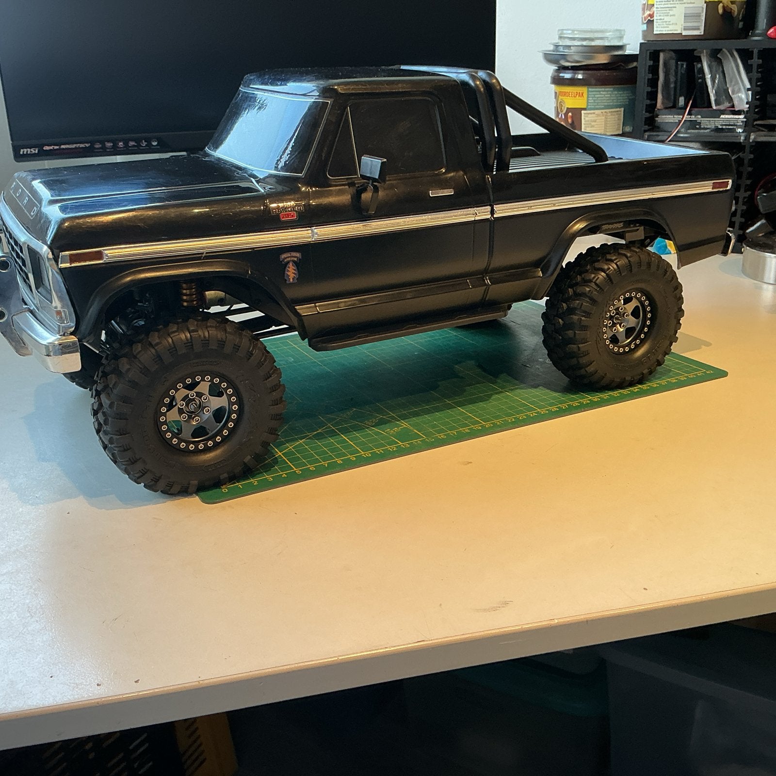 Traxxas TRX-4 MID Trail “The Framer” F150 editie, Hobby en Vrije tijd, Auto offroad, Zo goed als nieuw, Schaal 1:10, RTR (Ready to Run)