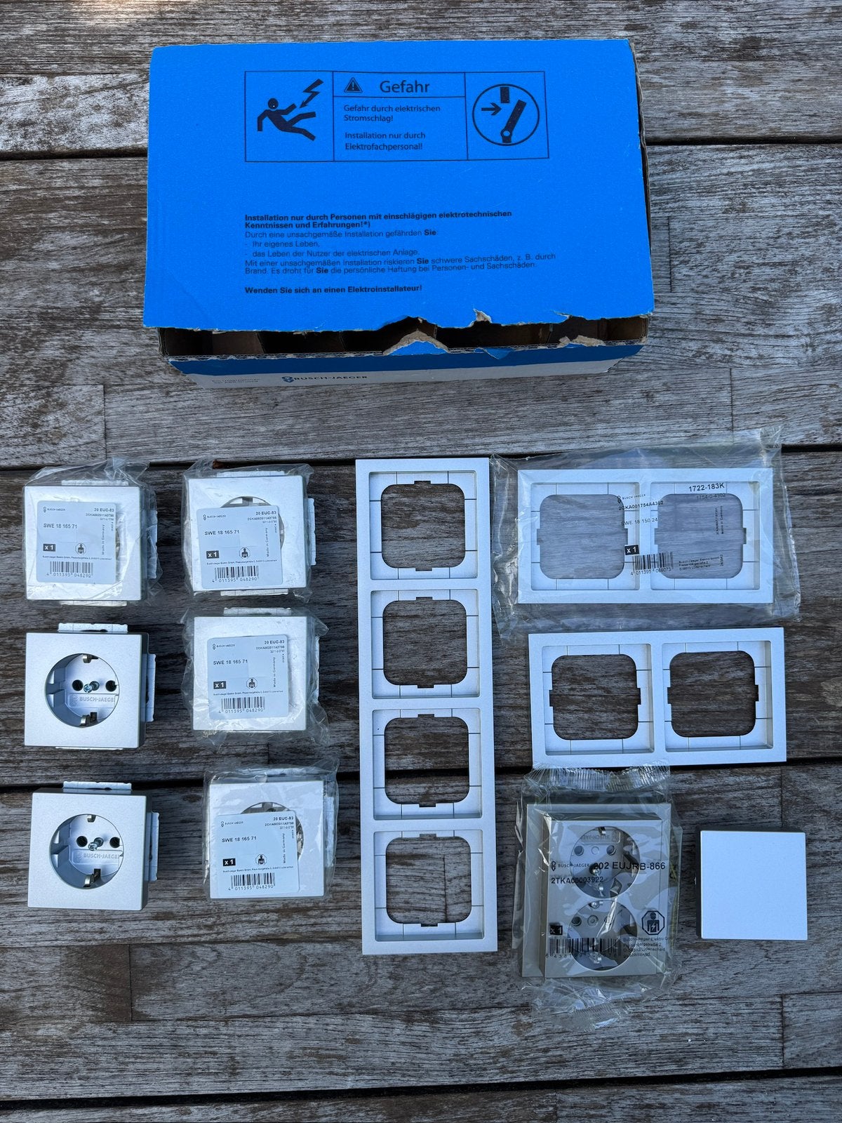 Busch Jaeger futur linear wandcontactdozen, Ophalen of Verzenden, Zo goed als nieuw, Stopcontact