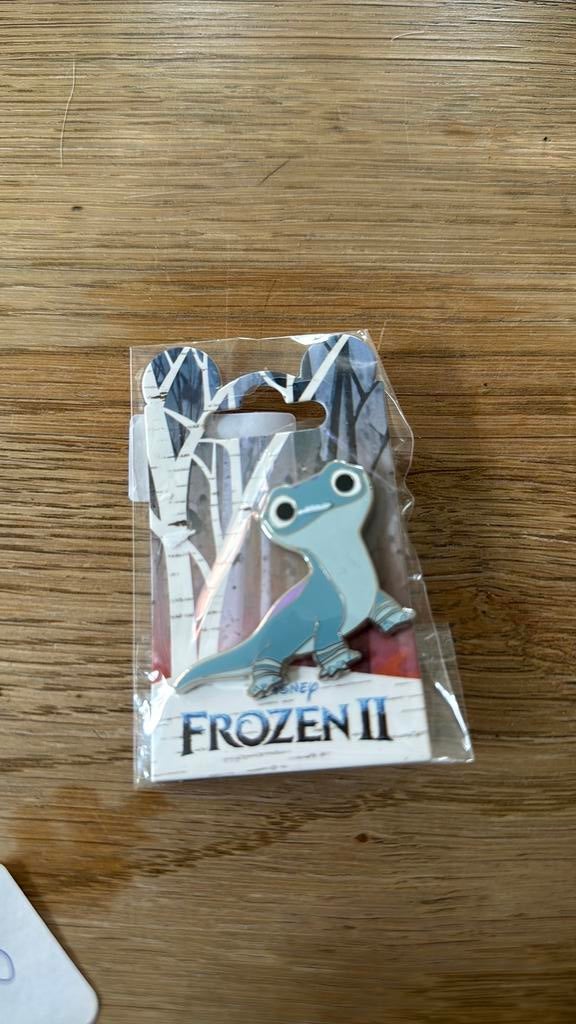 Disney frozen 2 pin, Ophalen of Verzenden, Overige figuren, Zo goed als nieuw, Overige typen