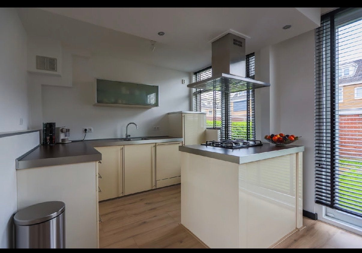 Moderne keuken met kookeiland en inbouwapparatuur, Huis en Inrichting, Keuken | Complete keukens, Ophalen, Gebruikt, Dubbelwandige keuken