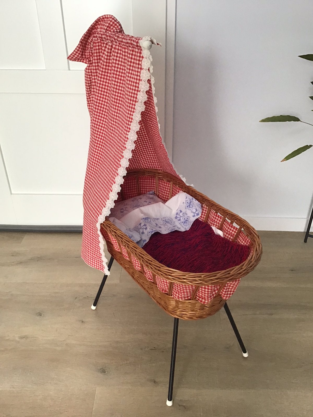 Vintage poppenwieg (70’s) zoekt kindje om ermee te spelen, Ophalen, Gebruikt, Babypop