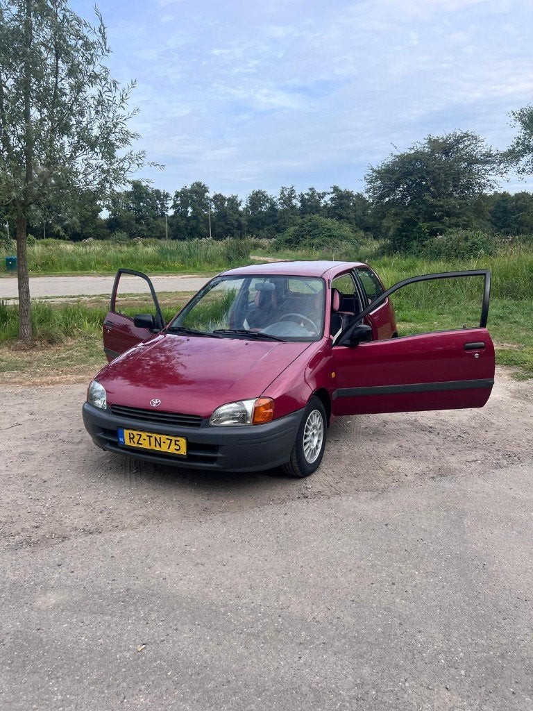 Toyota Starlet 1.3 16V AUT 1997 Rood, Auto's, Toyota, 900 kg, 4 cilinders, Starlet, Leder en Stof