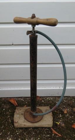 Oude, vintage, fietspomp op een plankje, Antiek en Kunst, Ophalen of Verzenden