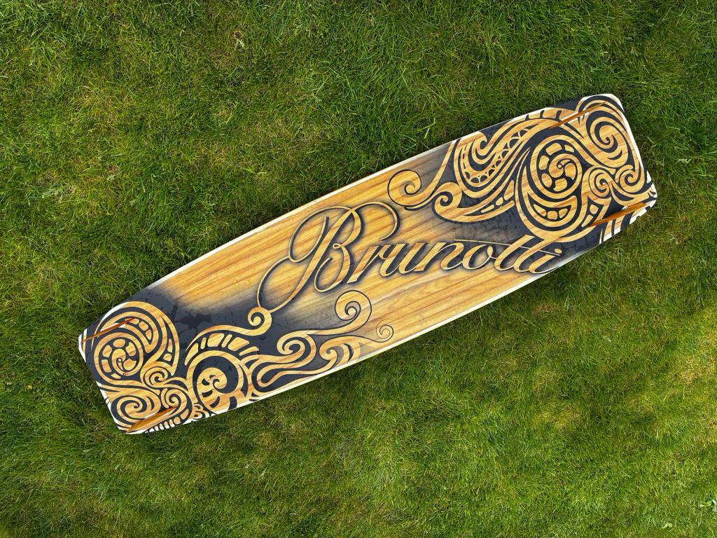 Brunotti twintip 130x36 met bindingen, Watersport en Boten, Kitesurfen, Gebruikt, Twintip, Kiteboard, Ophalen of Verzenden