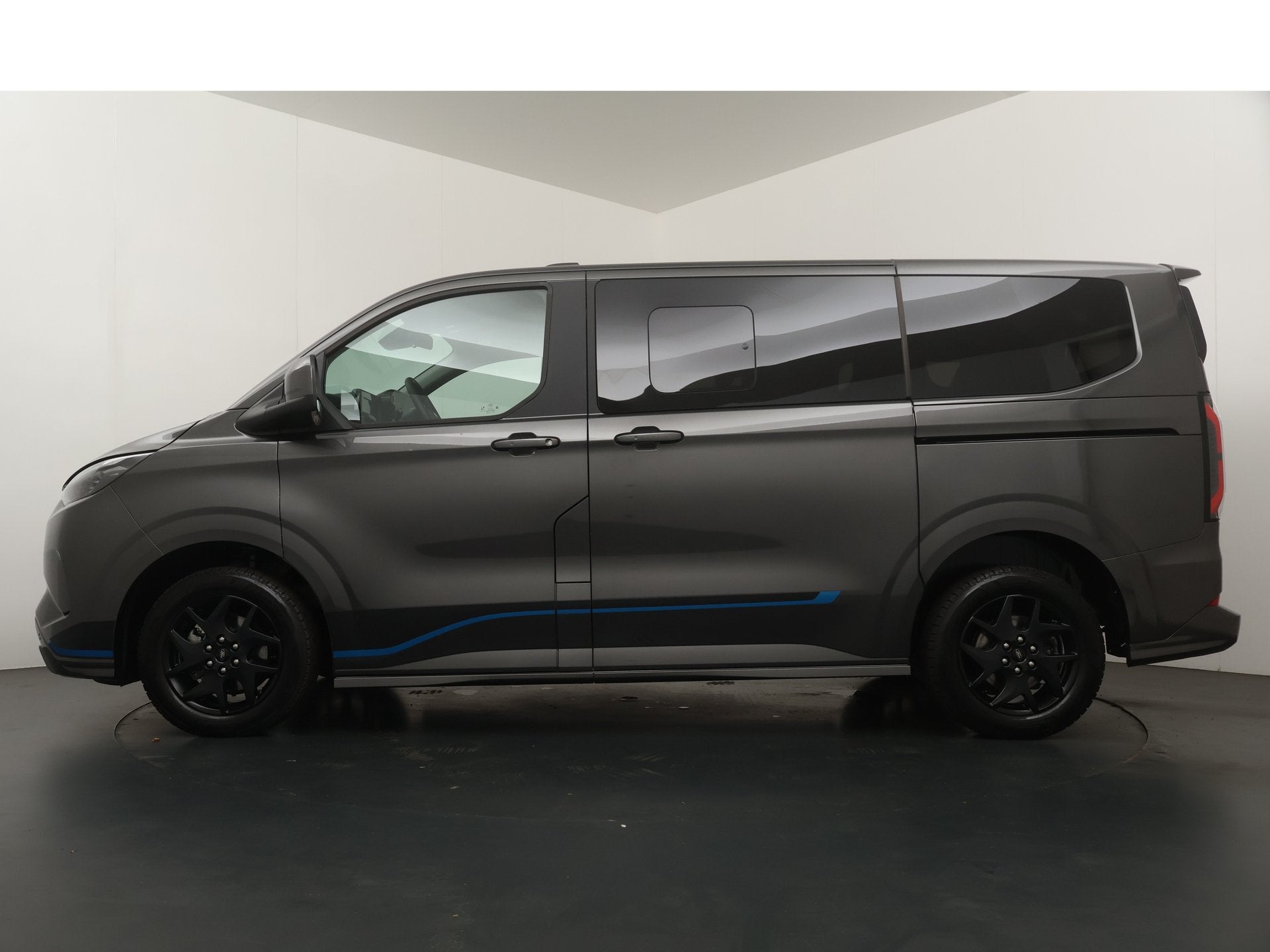 Ford Tourneo Custom Sport 340 2.5 PHEV 233 pk L1 8 persoons, Auto's, Ford, Dealer onderhouden, Gebruikt, 1850 kg, Hybride Elektrisch/Benzine