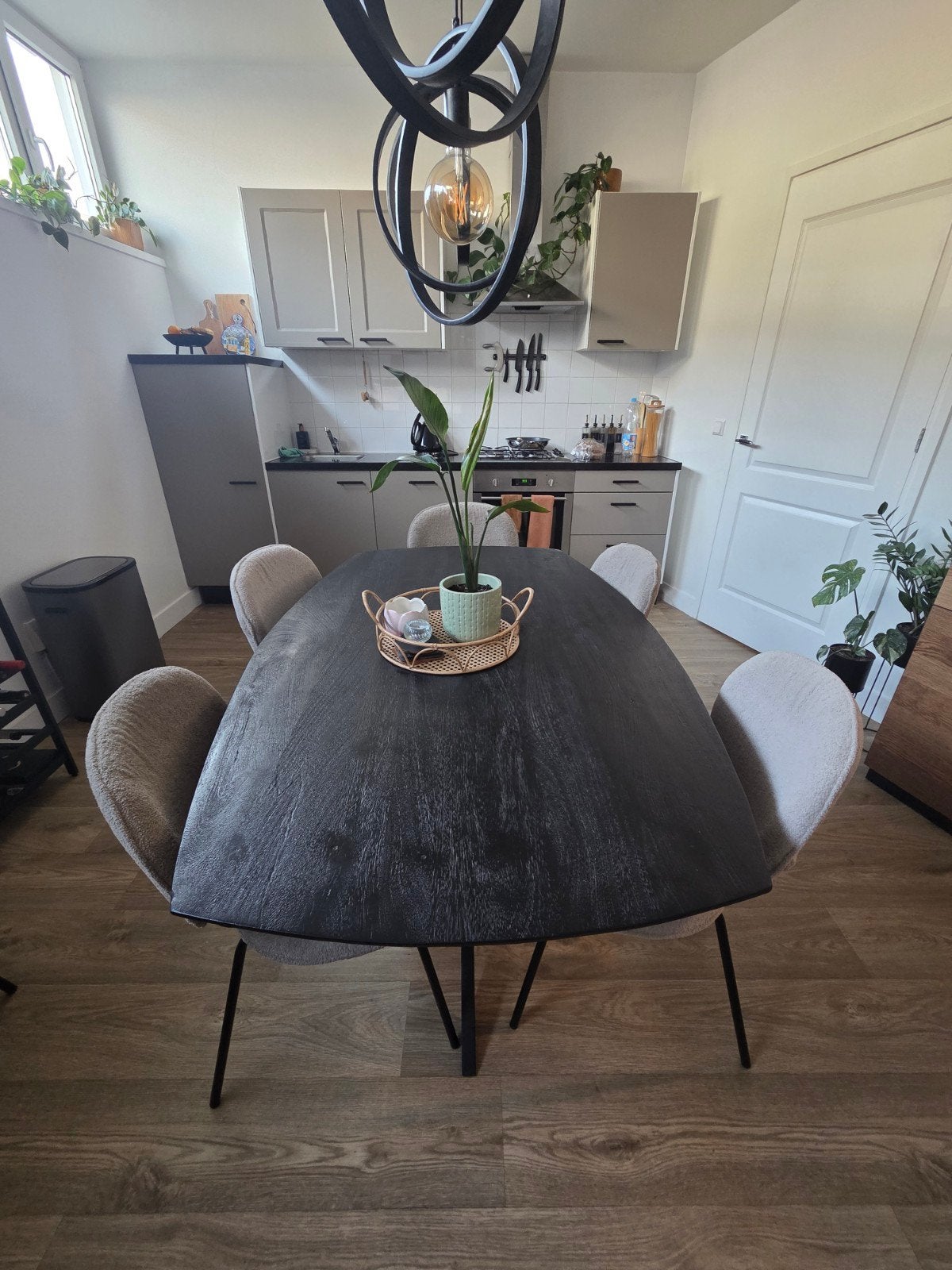 Zwarte ovale eettafel met 5 stoelen (evt 1 stoel extra), 100 tot 150 cm, Zo goed als nieuw, Vijf personen of meer, 150 tot 200 cm