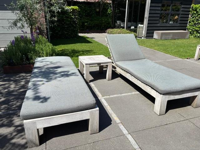 2 x Teak Ligbed + bijzettafel incl kussens, Ophalen, Gebruikt, Teakhout, Verstelbaar