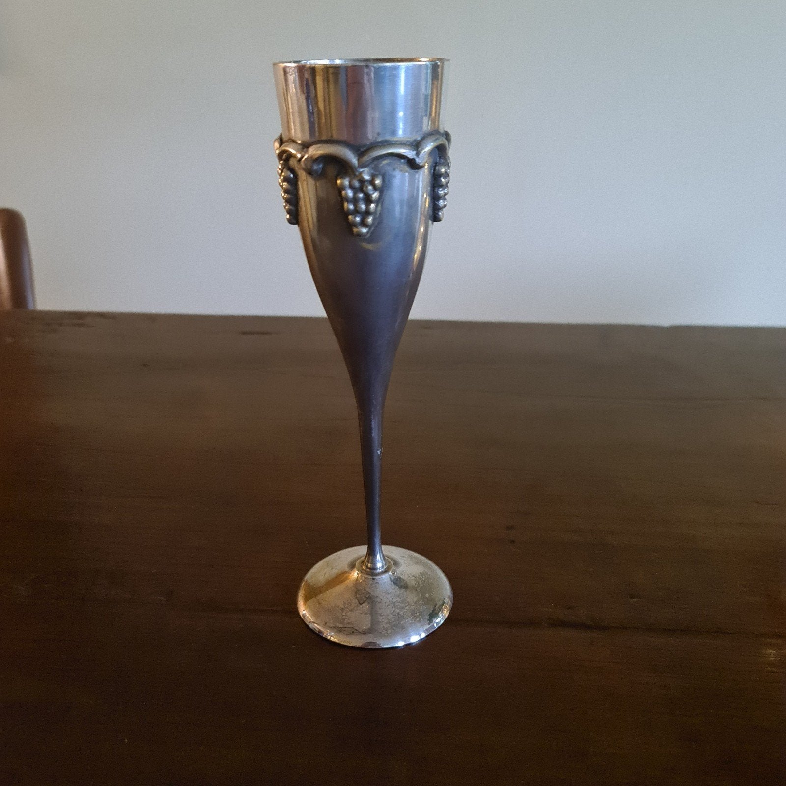 Zilverkleurig wijnglas met druivenornament, Ophalen of Verzenden