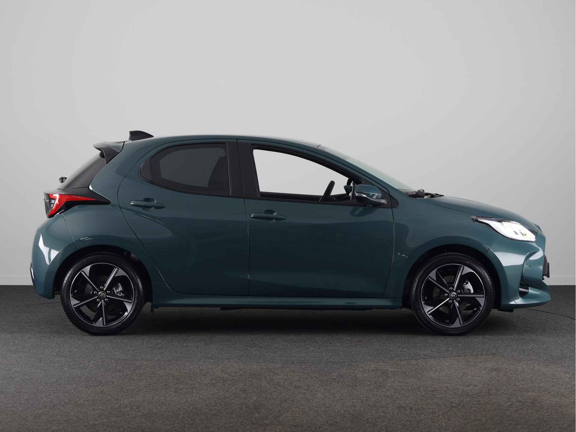 Toyota Yaris 1.5 Hybrid 130 Executive | Direct leverbaar! |, Auto's, 450 kg, 450 kg, Nieuw, Hybride Elektrisch/Benzine