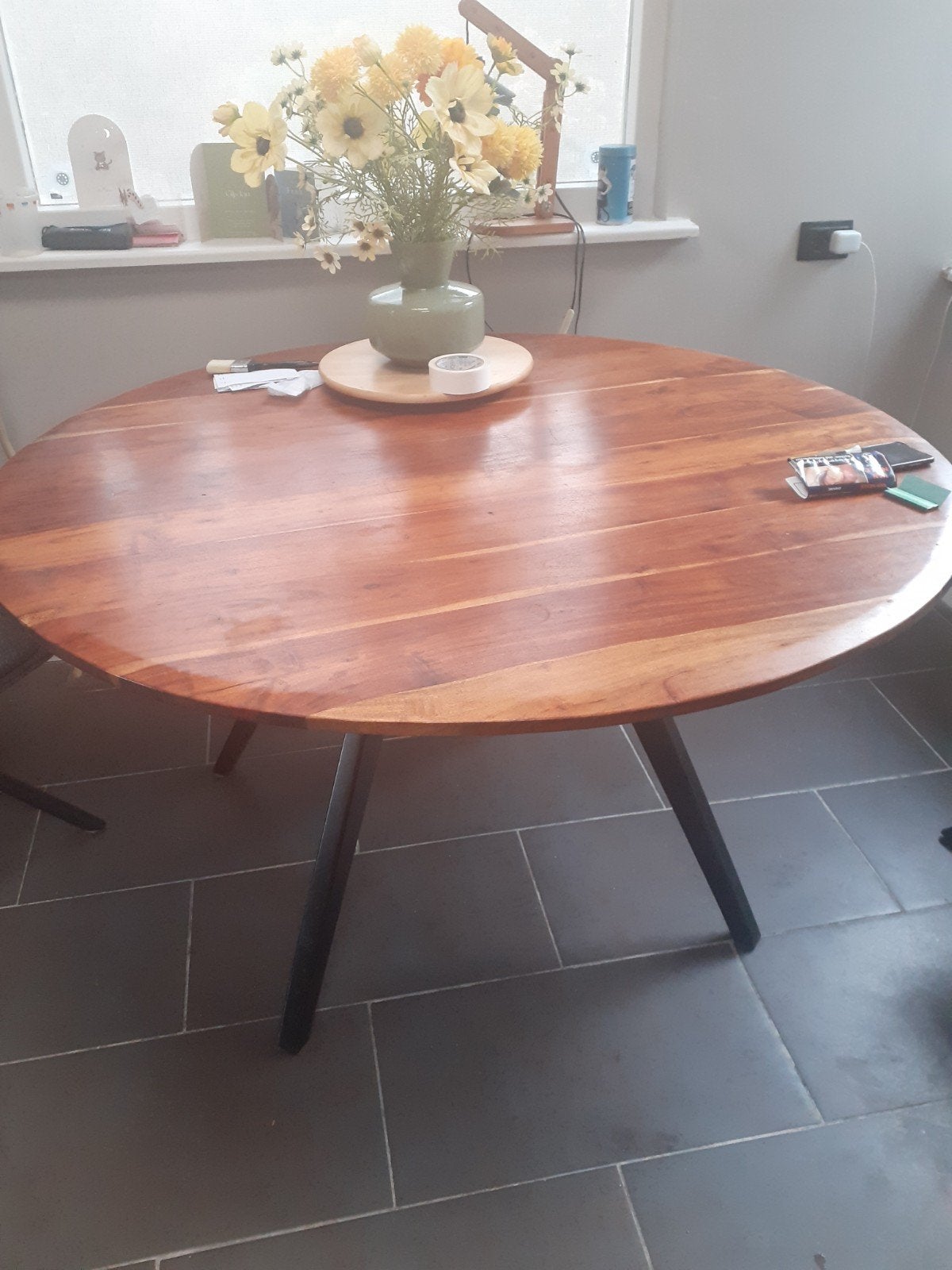ronde tafel. tropisch hout. 1.40 doorsnee, Huis en Inrichting, Gebruikt, Rond, Ophalen of Verzenden, Overige houtsoorten