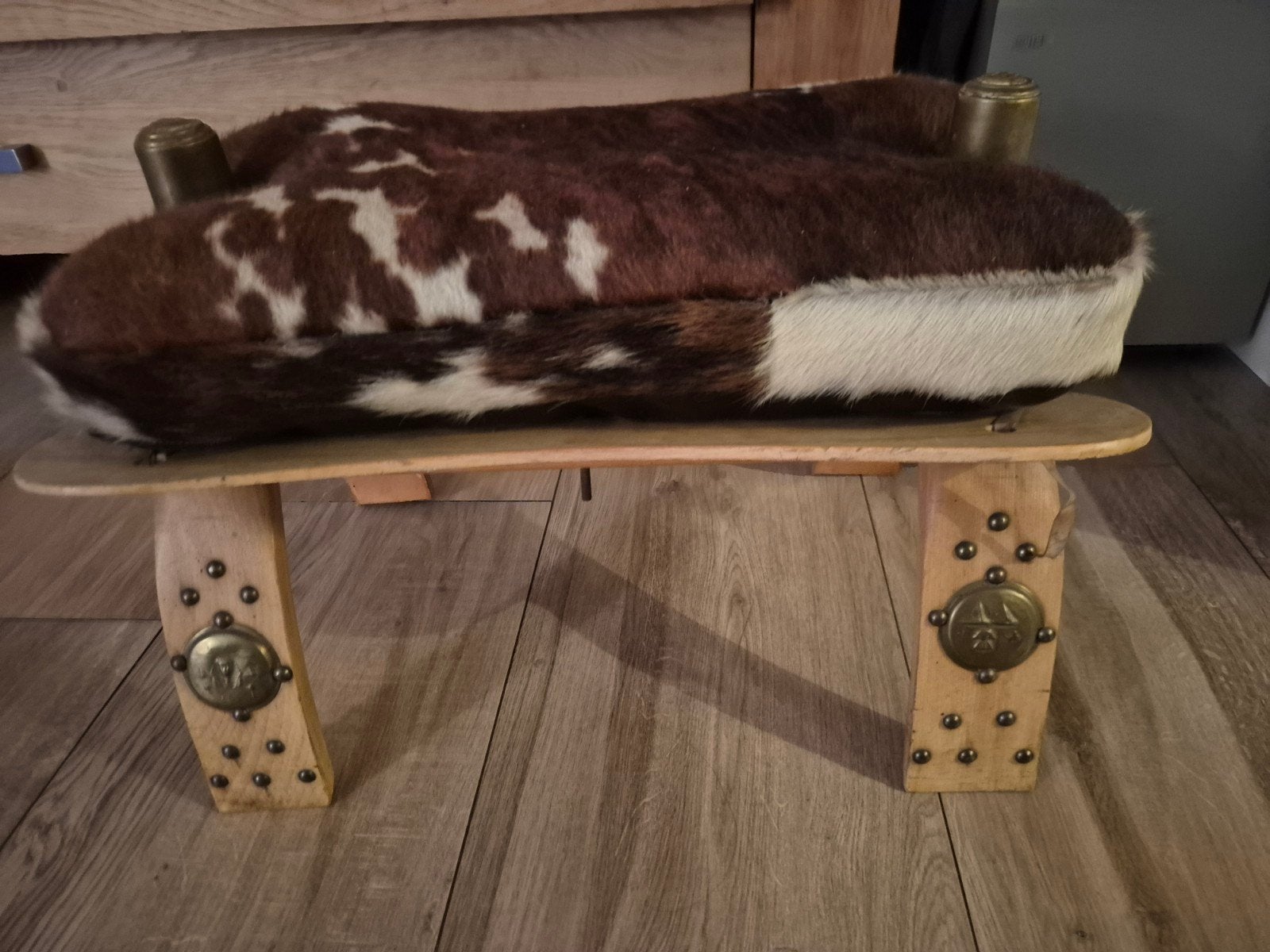 Decoratieve vintage kruk met koeienhuid bekleding, Ophalen, Gebruikt, Hout