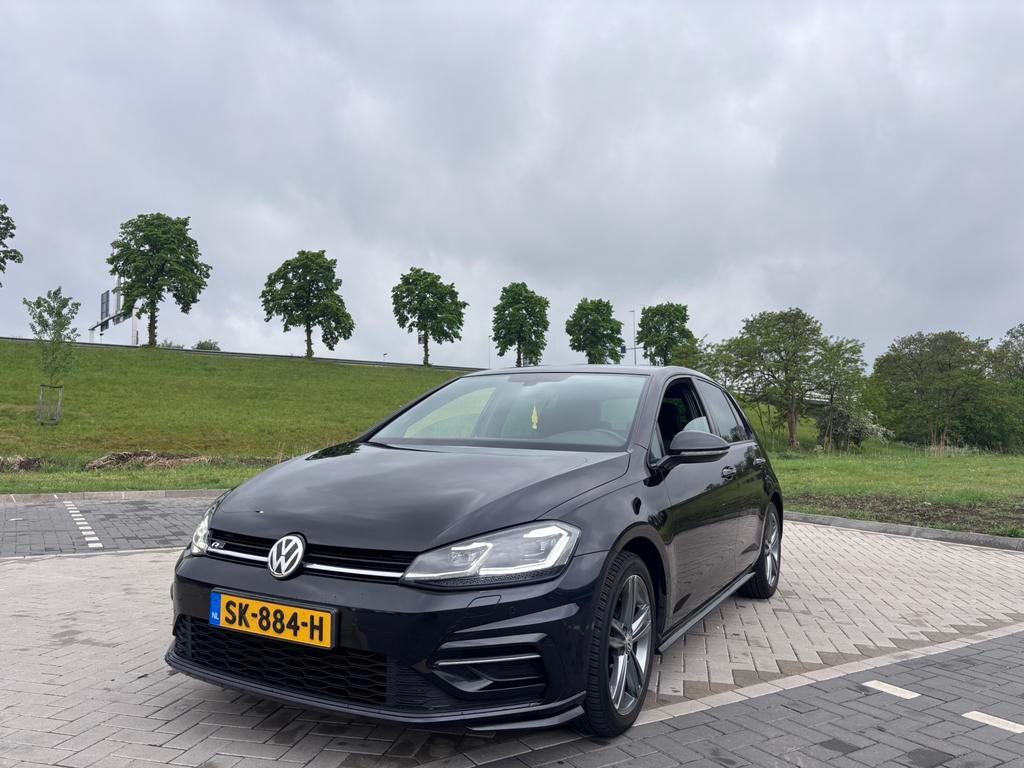 Volkswagen Golf R-Line 1.0 TSI 2018 NAP Nieuwe distrubitie, Auto's, Voorwielaandrijving, Stof, 1137 kg, Zwart