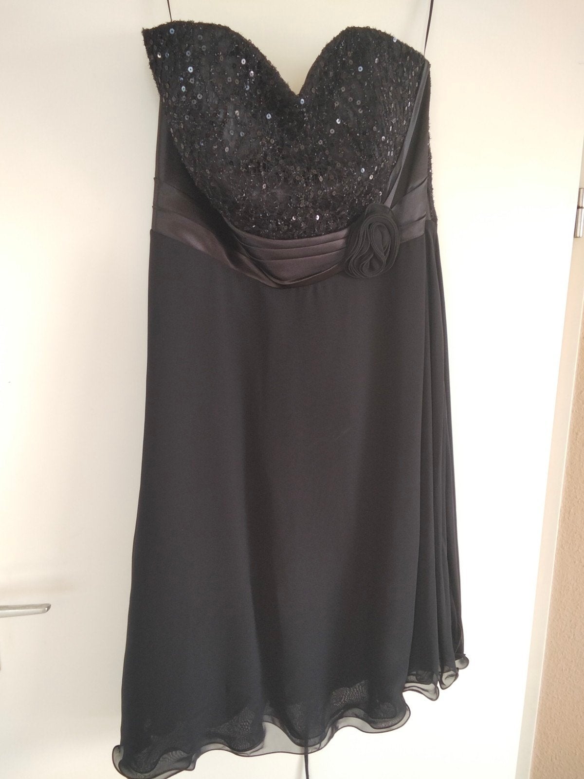 Elegante Zwarte Cocktailjurk met Pailletten, Stola & Tasje, Ophalen, Zo goed als nieuw, Maat 42/44 (L), Zwart