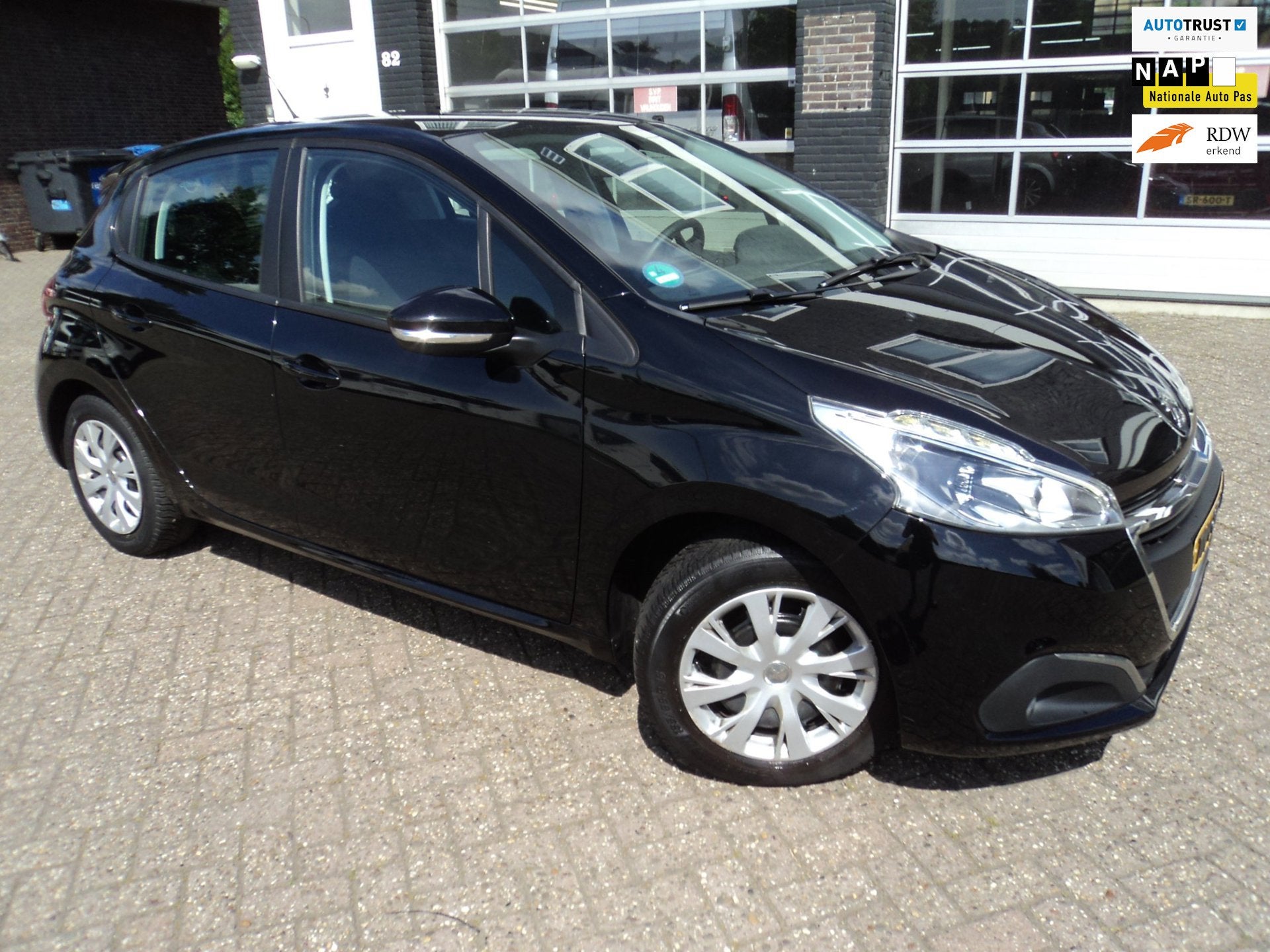Peugeot 208 1.2 PureTech Blue Lion Cruise Navi Trekhaak, Auto's, Peugeot, Voorwielaandrijving, Stof, Gebruikt, 1199 cc