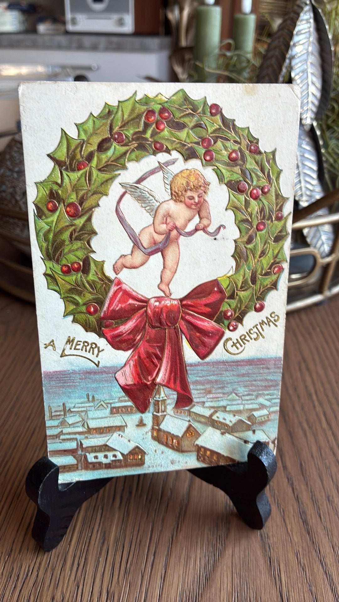 Reliefkaart. Engel Cupido.krans van hulst.Huisjes in sneeuw, Ophalen of Verzenden, Voor 1920, Gelopen
