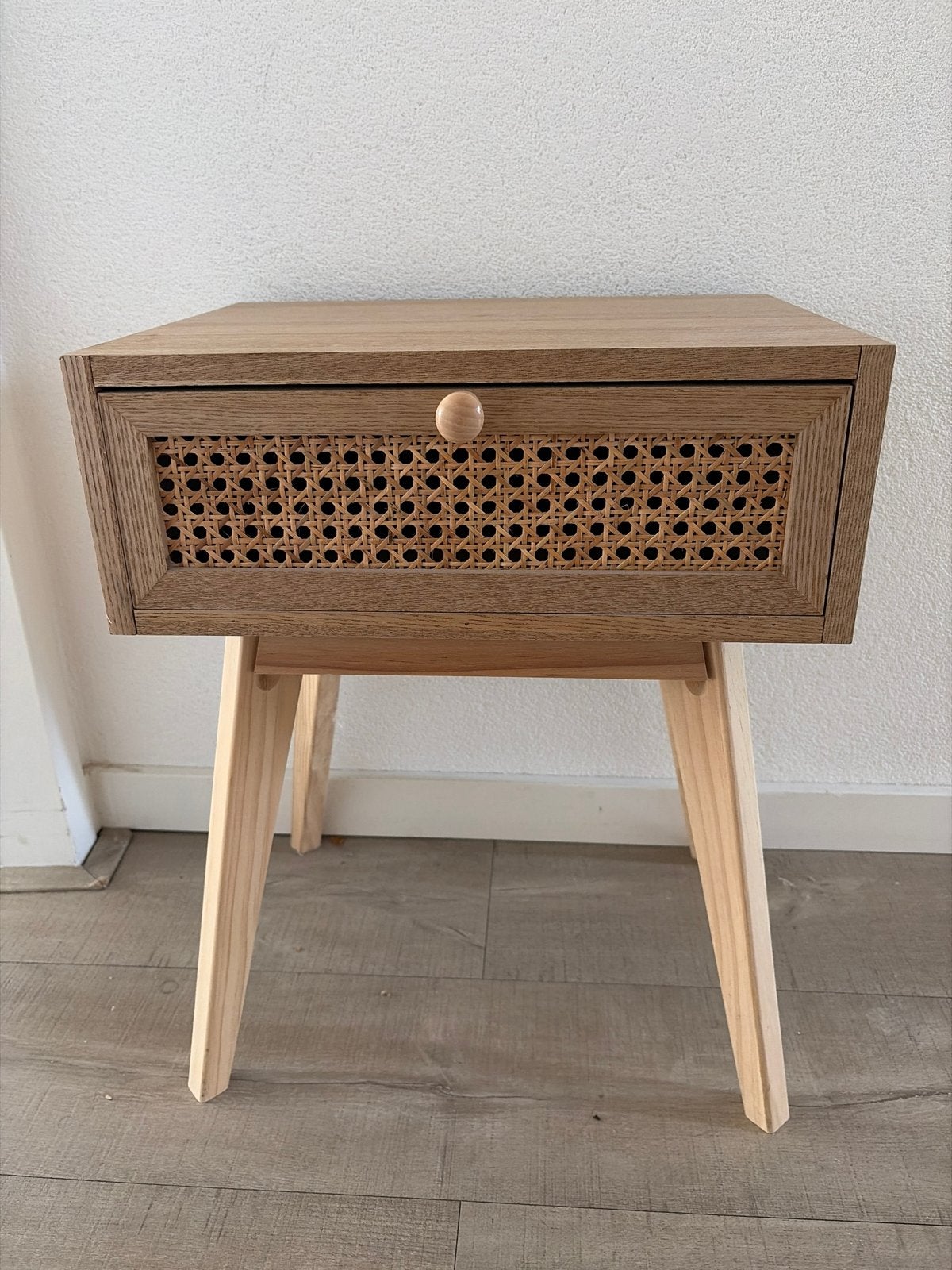 Nachtkastje met lade en rotan detail, Minder dan 55 cm, Zo goed als nieuw, Rechthoekig, Hout