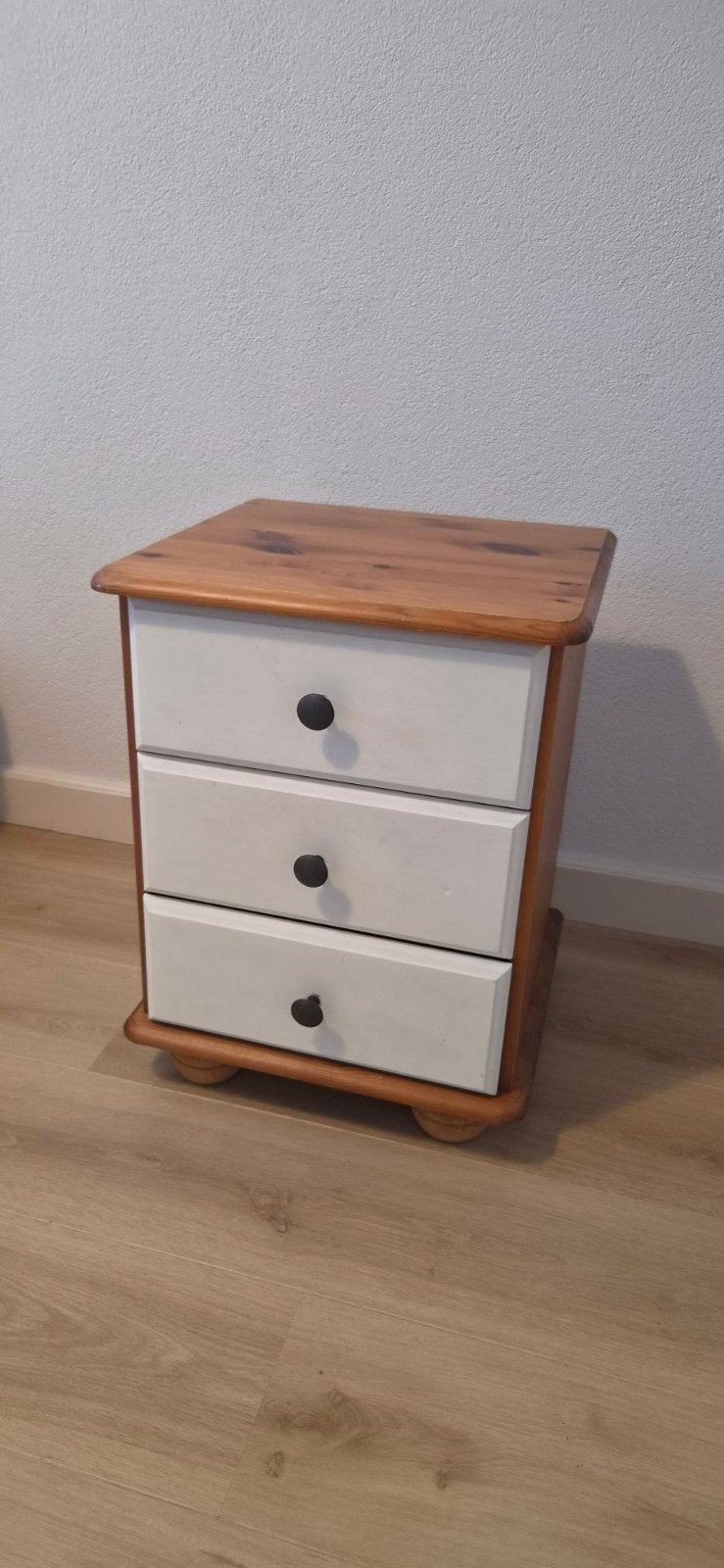 Eikenhouten nachtkastje met 3 lades, Ophalen, Gebruikt, Minder dan 45 cm, 55 tot 70 cm