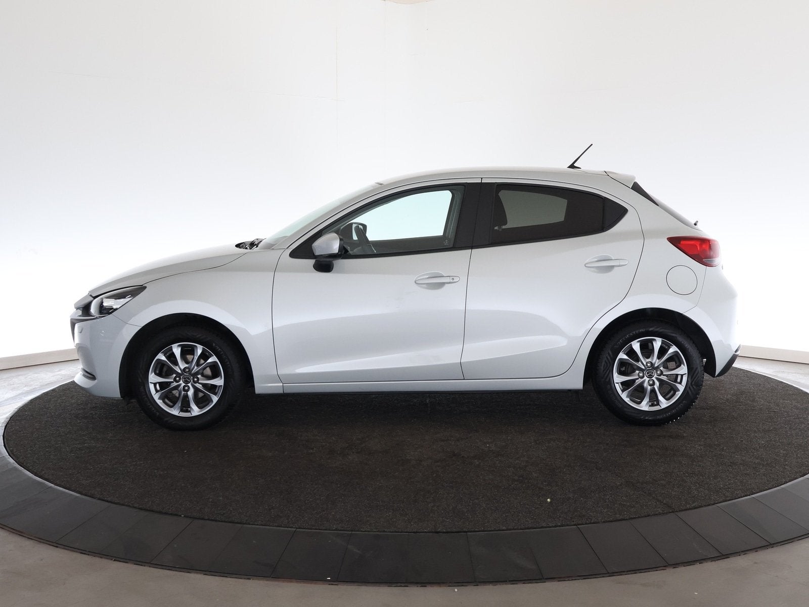 Mazda 2 1.5 Skyactiv-G Comfort | Carplay | PDC | 12 maanden, Auto's, Keurmerk '100% Onderhouden', Stof, 4 cilinders, Wit