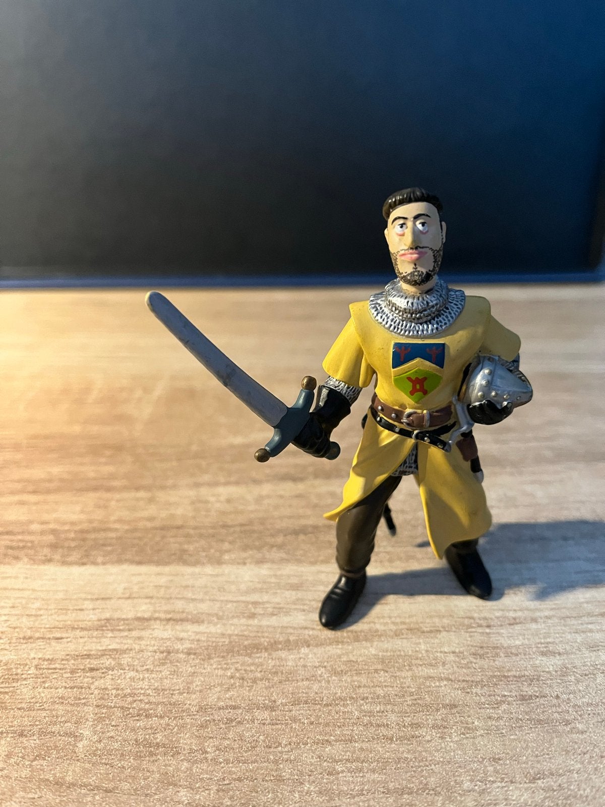 Ridder speelfiguur met zwaard en helm, Ophalen of Verzenden, Gebruikt